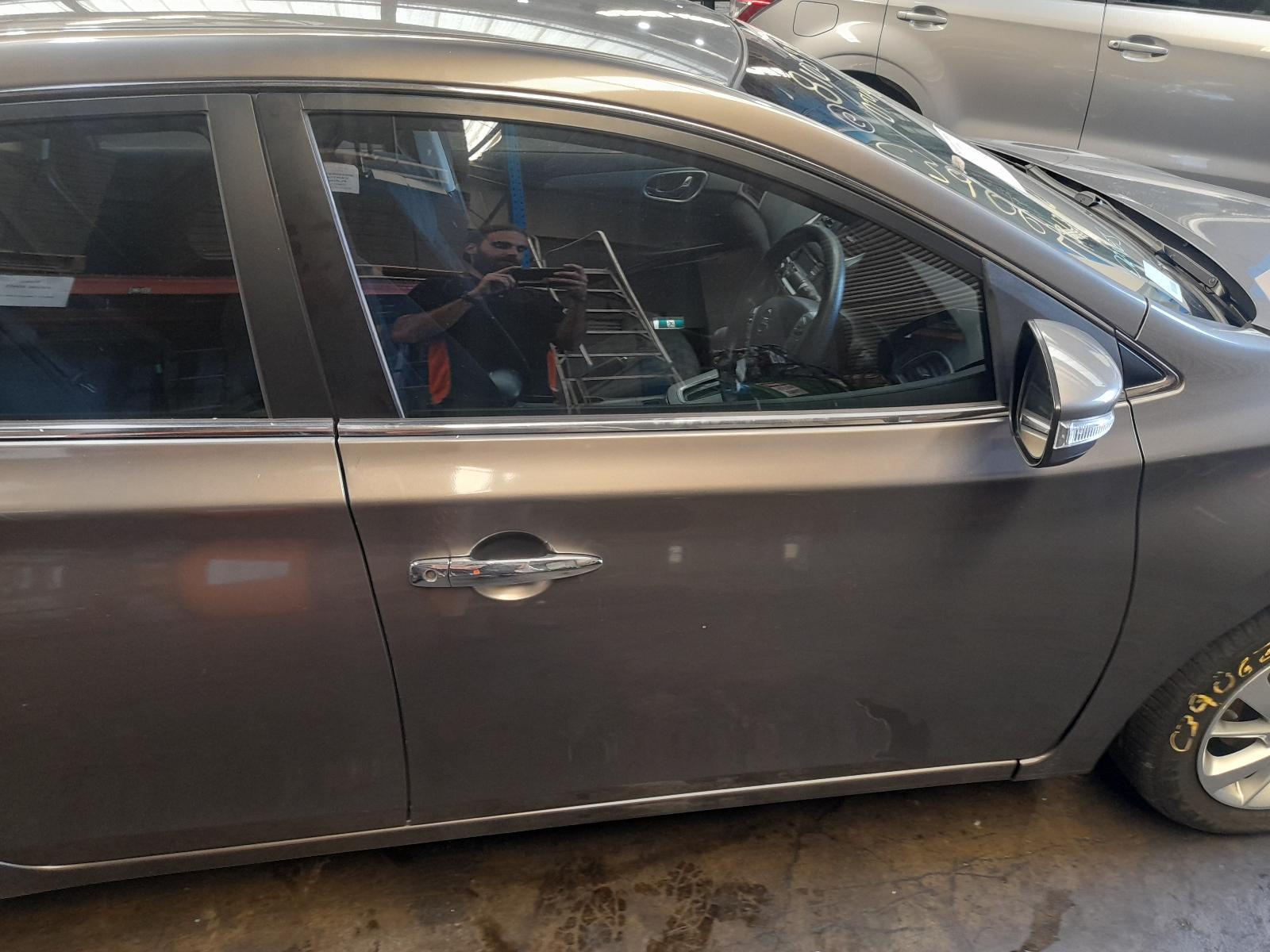 View Auto part Right Front Door Nissan Pulsar 2016