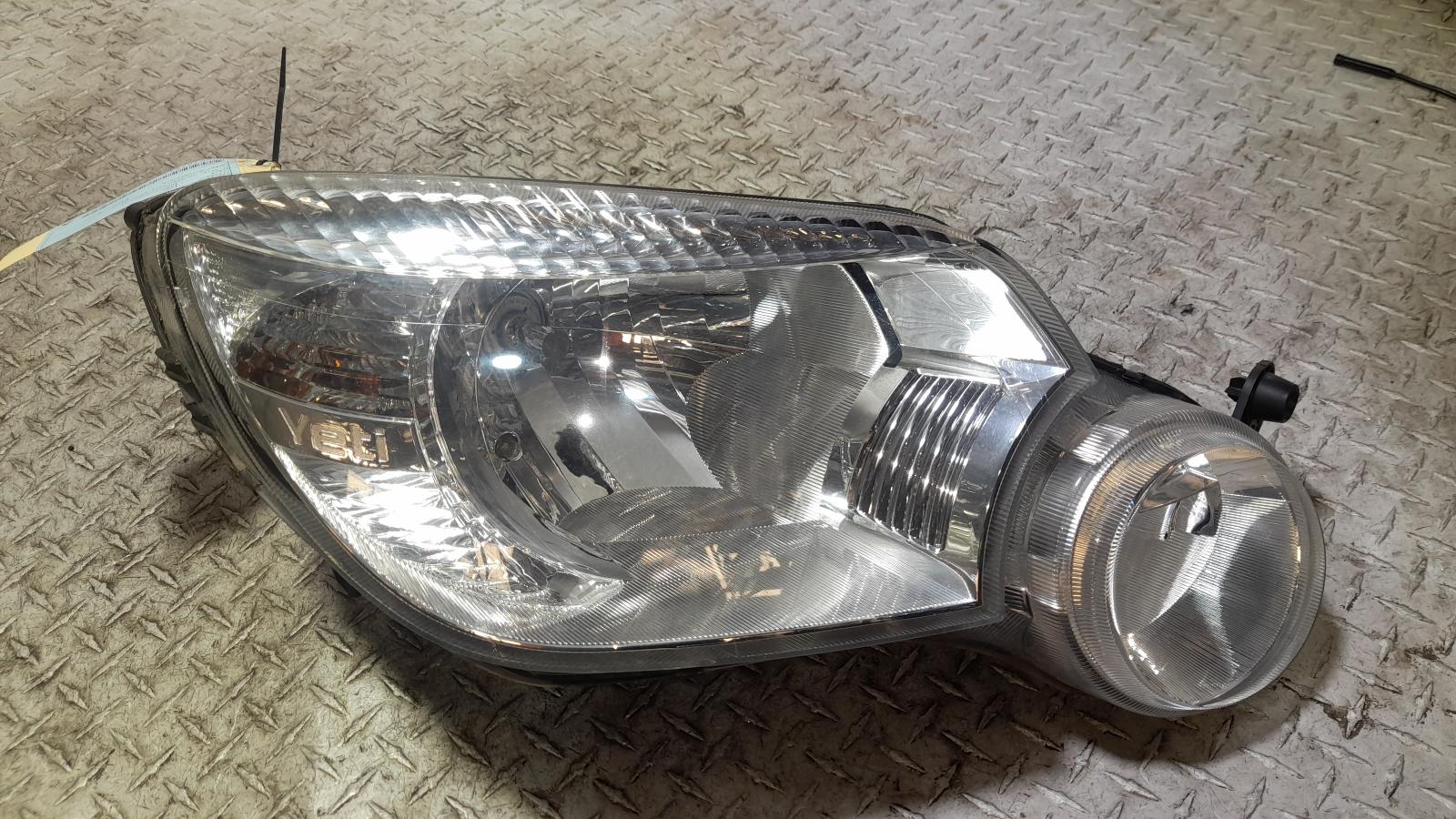 View Auto part Right Headlamp Skoda Yeti 2012
