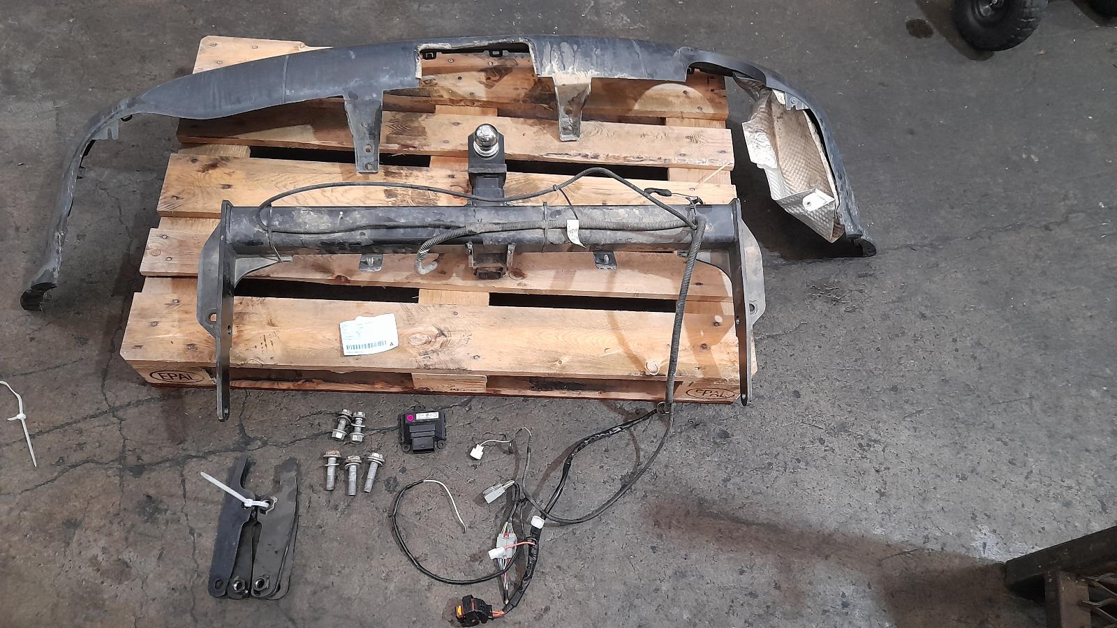 View Auto part Towbar Jeep Grandcherokee 2018