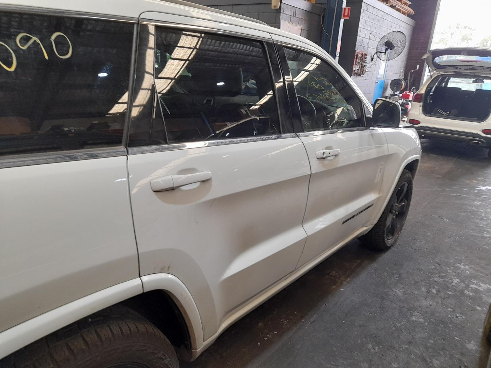 View Auto part Right Rear Door Sliding Jeep Grandcherokee 2015