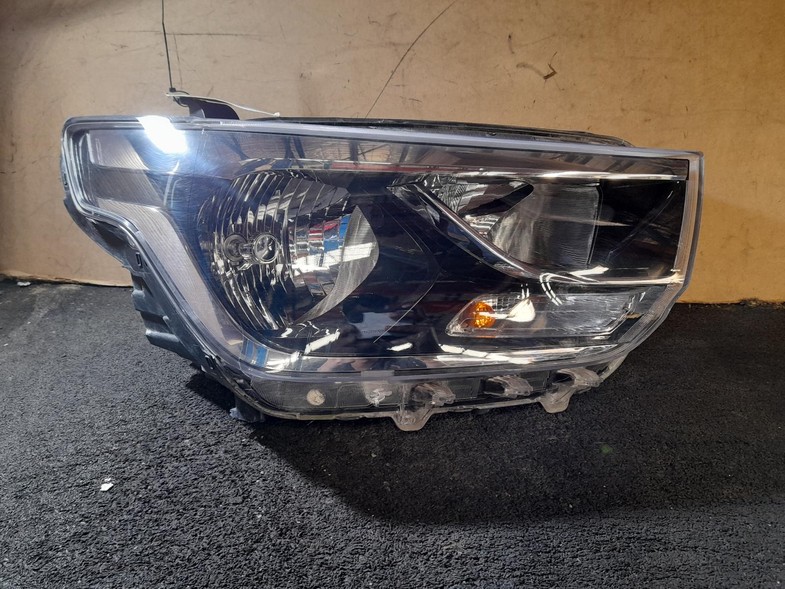 View Auto part Right Headlamp Hyundai Iload/imax 2018