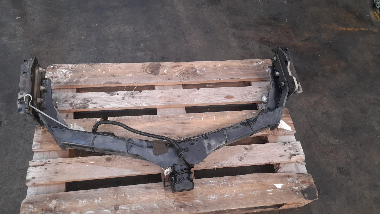 View Auto part Towbar Nissan Pathfinder 2015