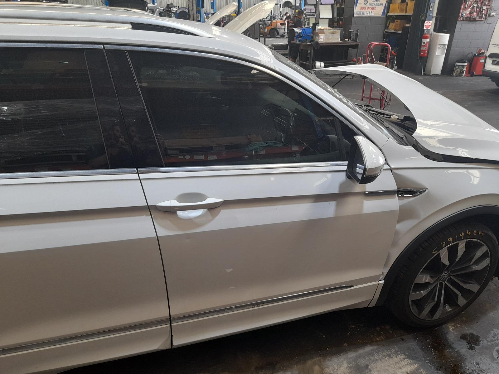 View Auto part Right Front Window Reg/Motor Volkswagen Tiguan 2018