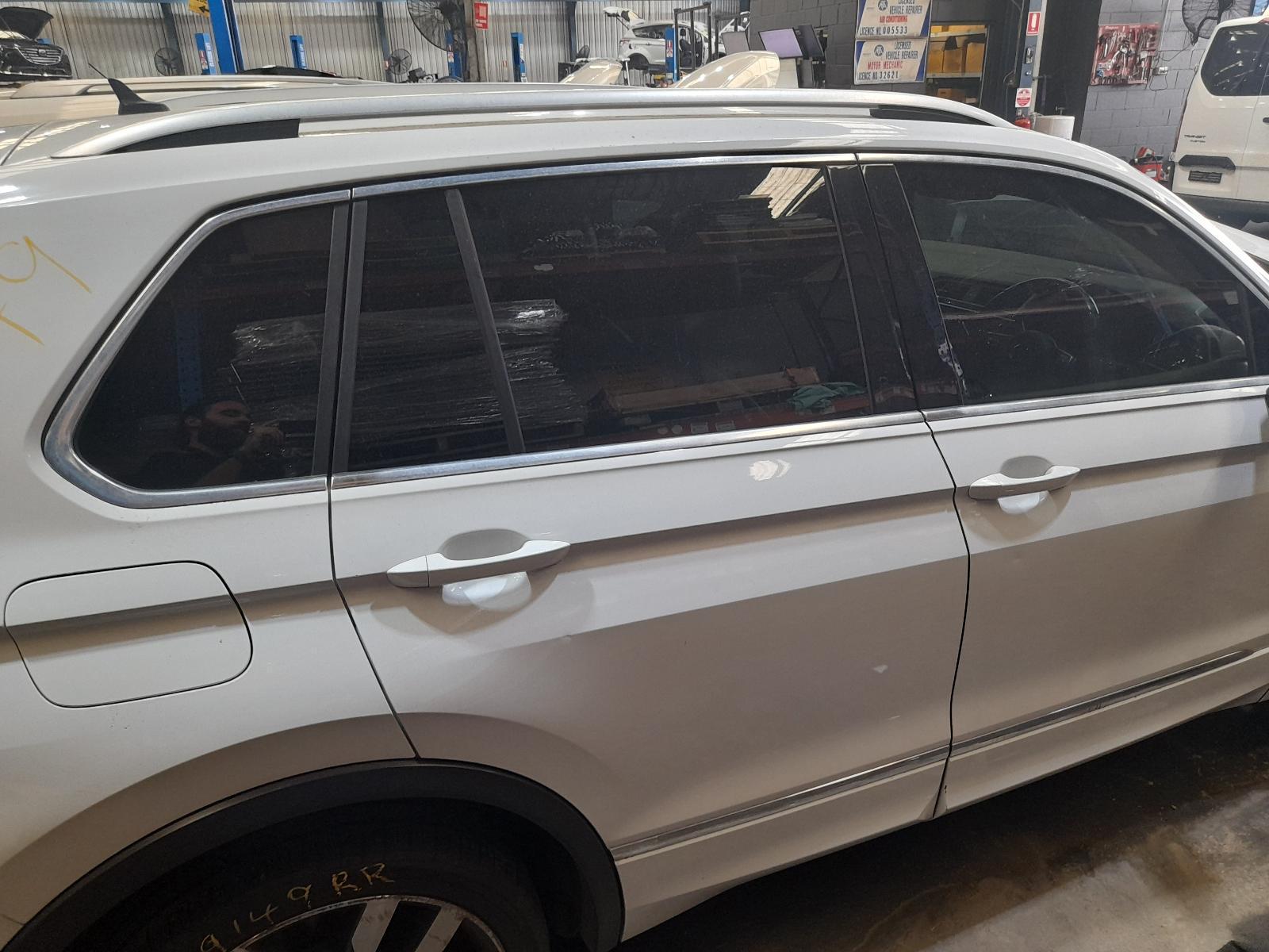 View Auto part Right Rear Side Glass Volkswagen Tiguan 2018