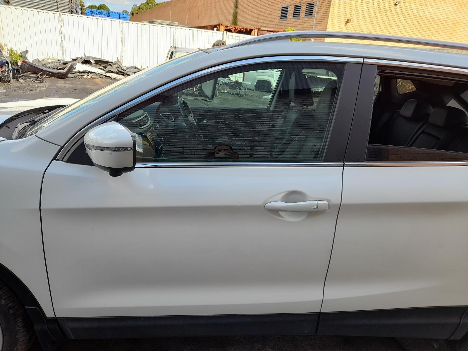 View Auto part Left Front Door Window Nissan Qashqai 2014