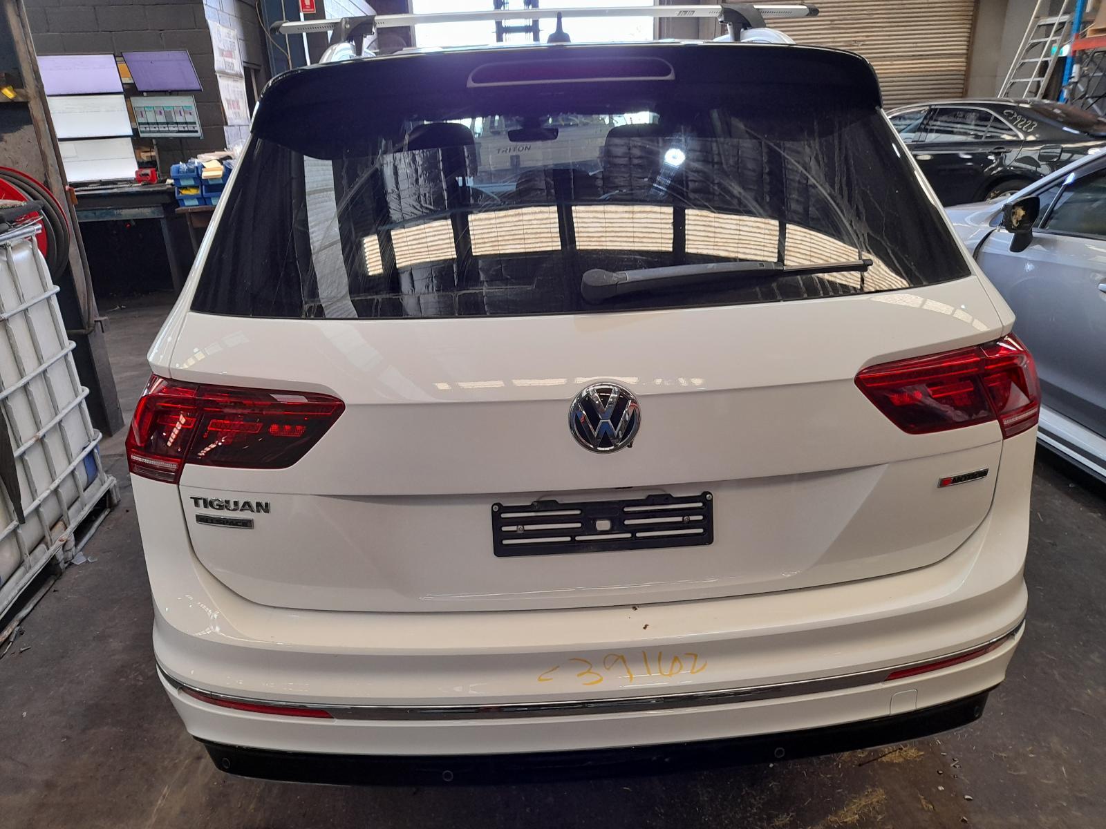 View Auto part Rear/Tailgate Glass Volkswagen Tiguan 2019