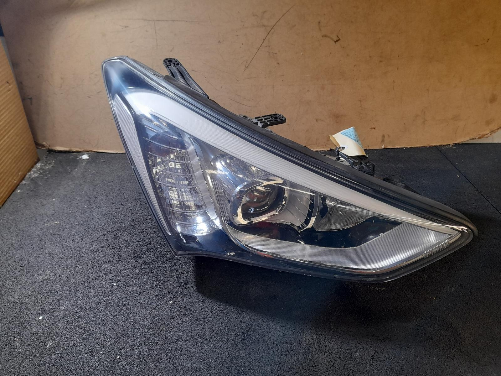 View Auto part Right Headlamp Hyundai Santa Fe 2014