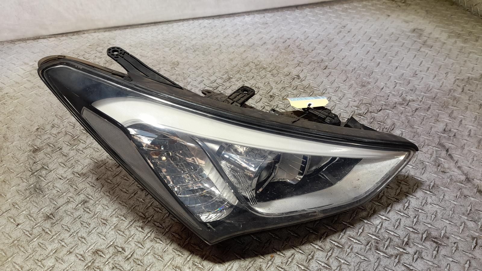 View Auto part Right Headlamp Hyundai Santa Fe 2014