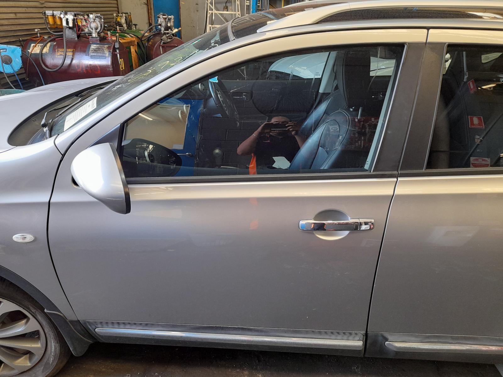 View Auto part Left Front Door Window Nissan Dualis 2011