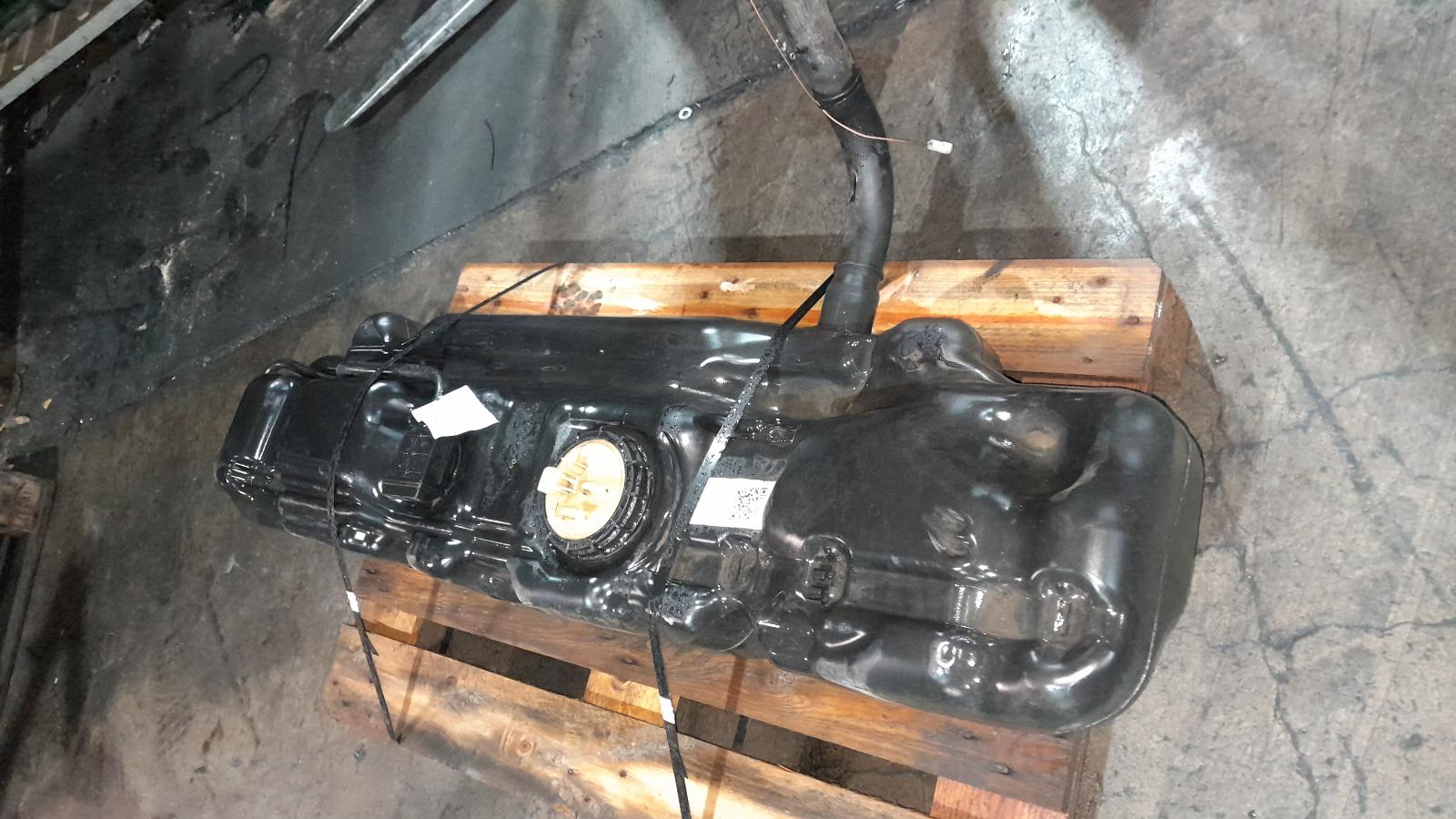 View Auto part Fuel Tank Volkswagen Crafter 2011