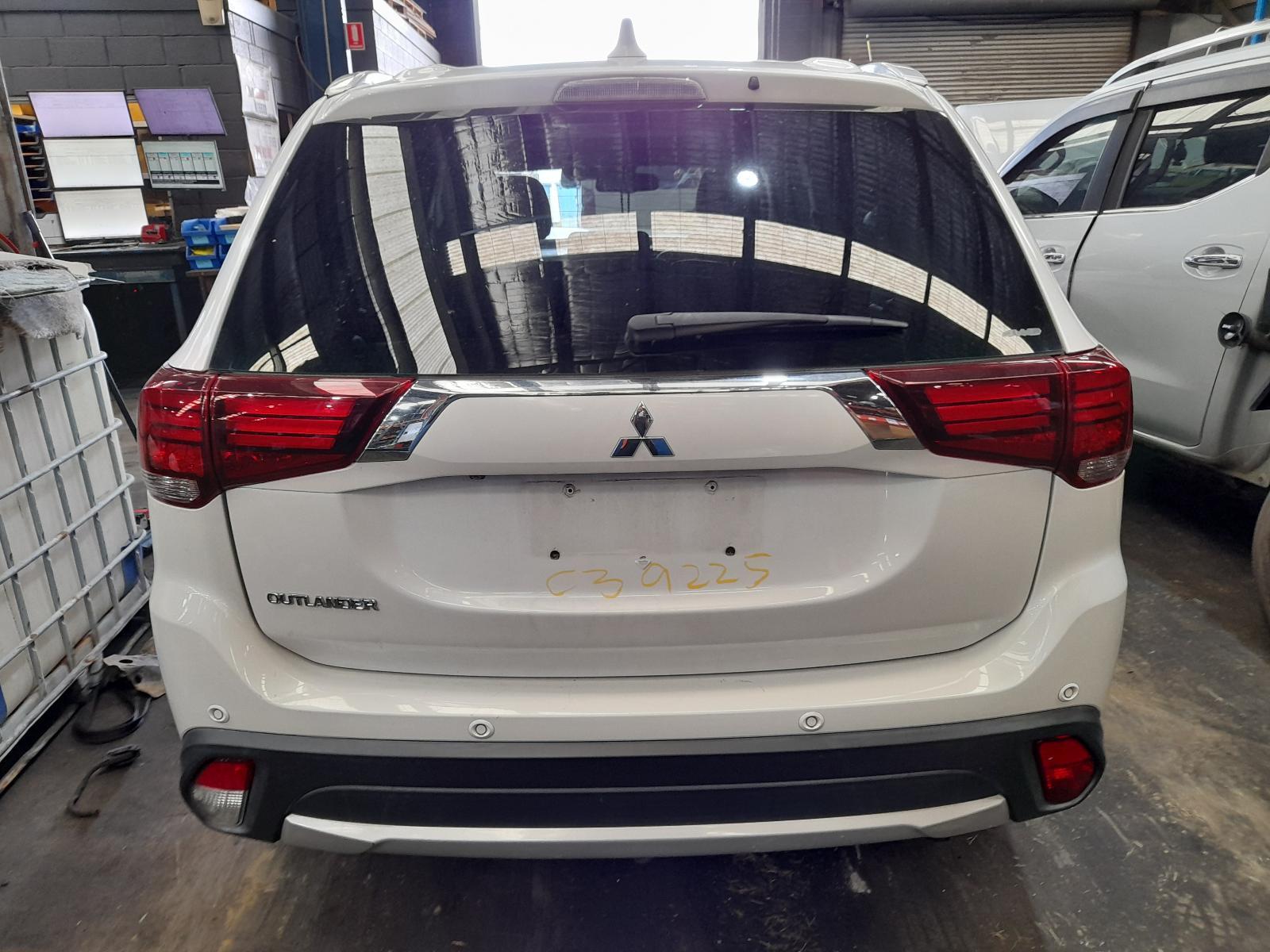 View Auto part Rear/Tailgate Glass Mitsubishi Outlander 2016