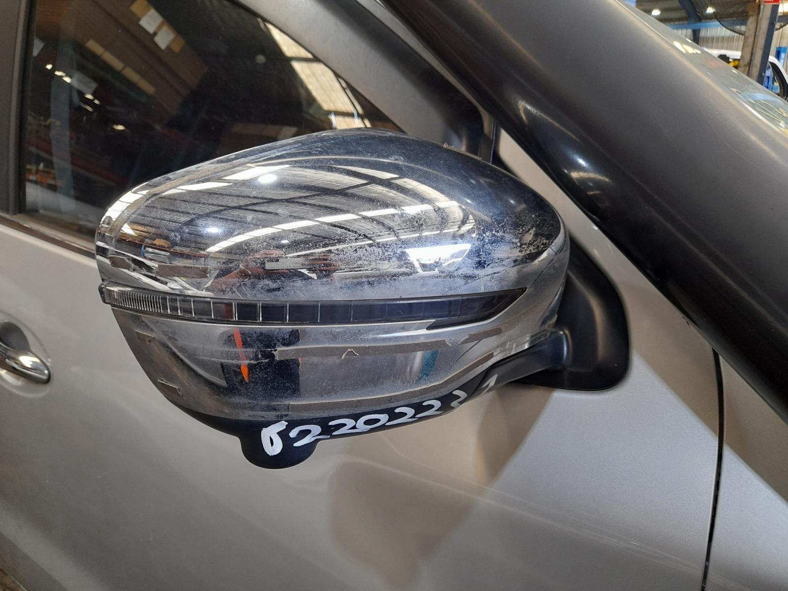 View Auto part Right Door Mirror Nissan Navara 2017