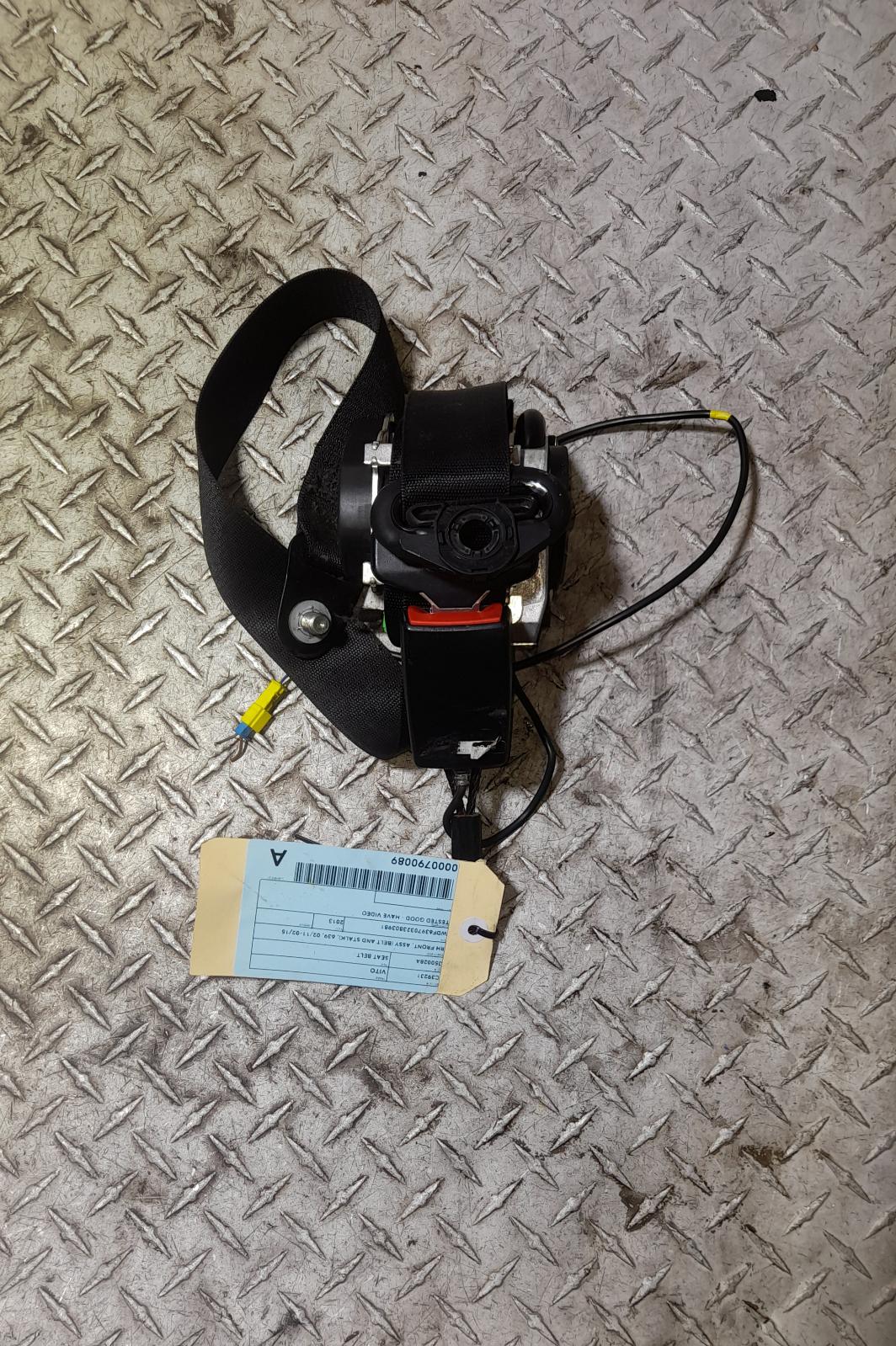 View Auto part Seatbelt/Stalk Mercedes Vito 2013