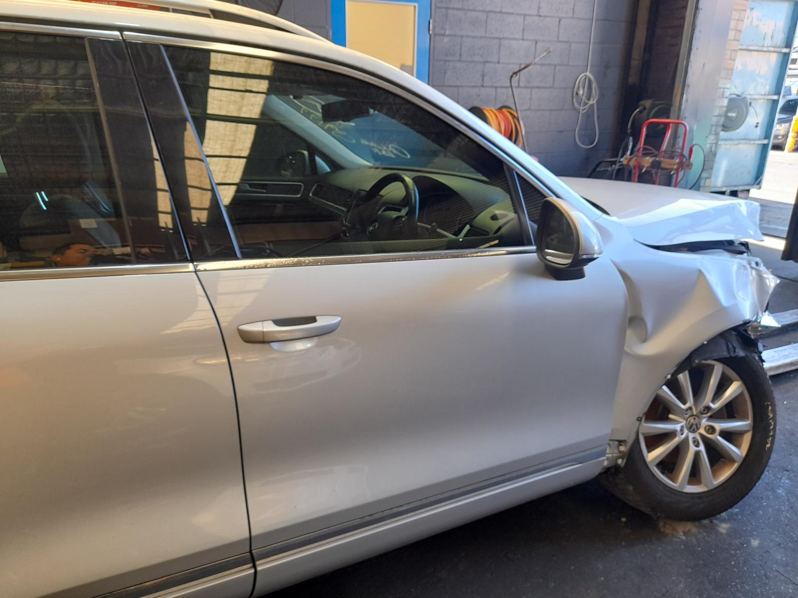View Auto part Right Front Door Window Volkswagen Touareg 2011