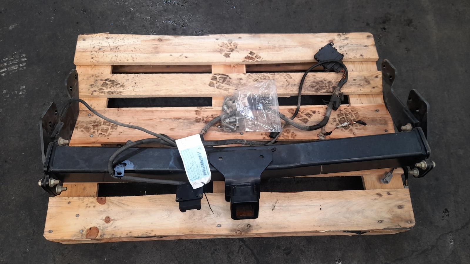 View Auto part Towbar Toyota Hilux 2018