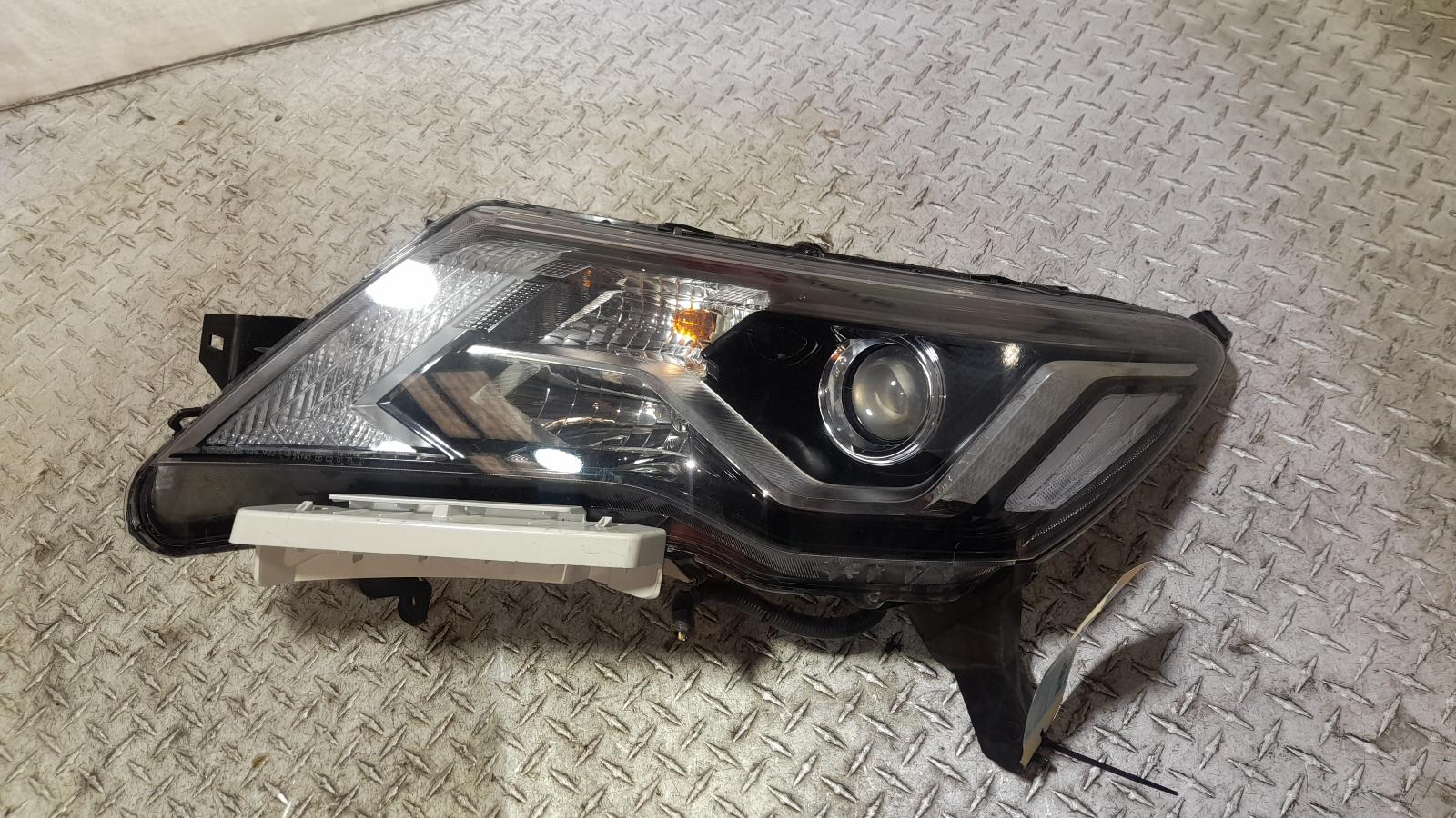 View Auto part Left Headlamp Nissan Pathfinder 2020