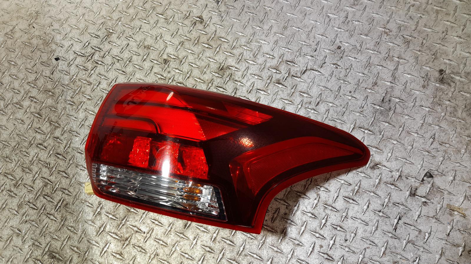 View Auto part Right Taillight Mitsubishi Outlander 2016