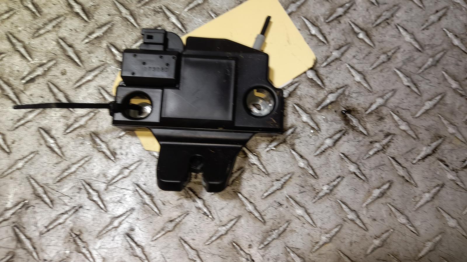 View Auto part Door/Boot/Gate Lock Toyota Camry 2017