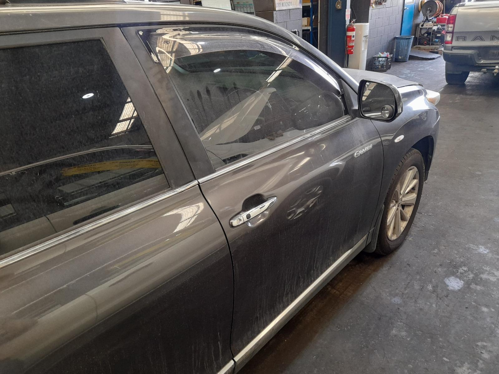 View Auto part Right Front Door Toyota Kluger 2011