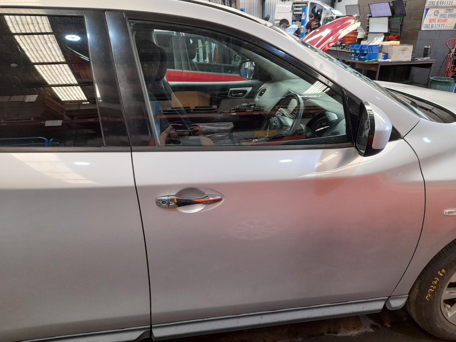 View Auto part Right Front Window Reg/Motor Nissan Pathfinder 2015