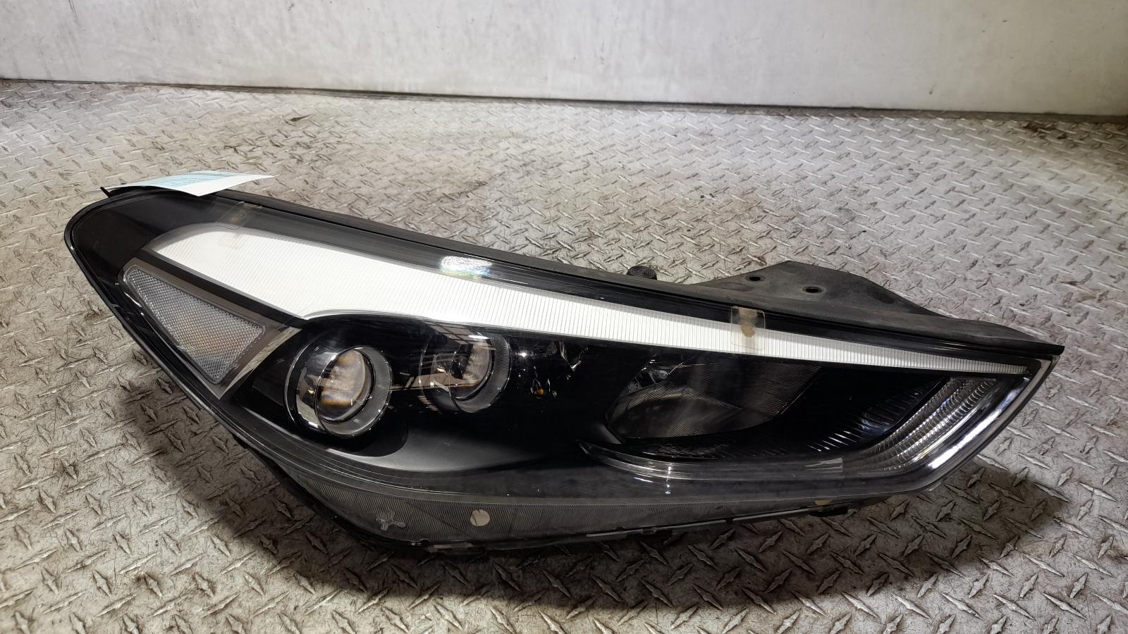 View Auto part Right Headlamp Hyundai Tucson 2017