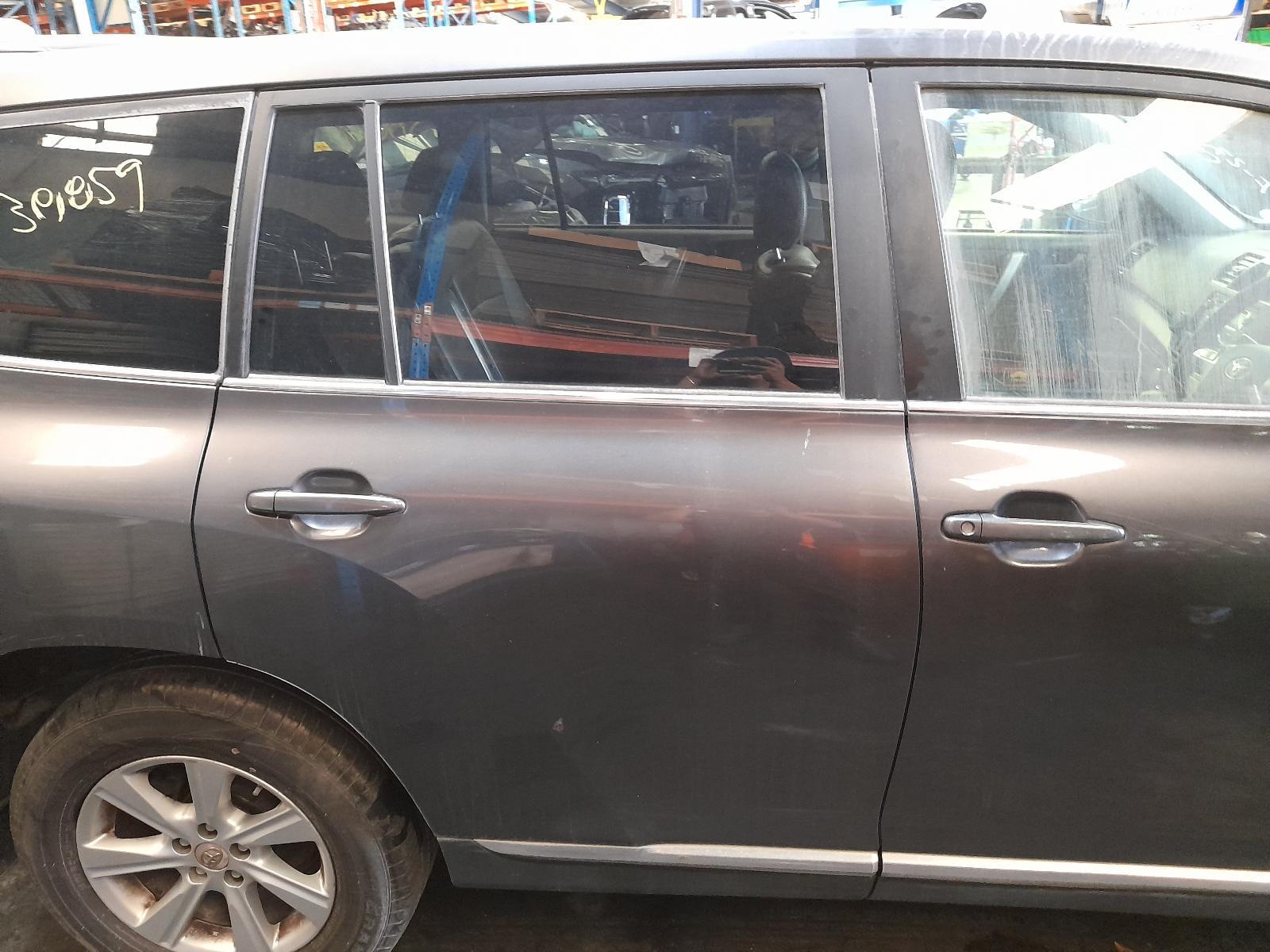 View Auto part Right Rear Door Sliding Toyota Kluger 2011