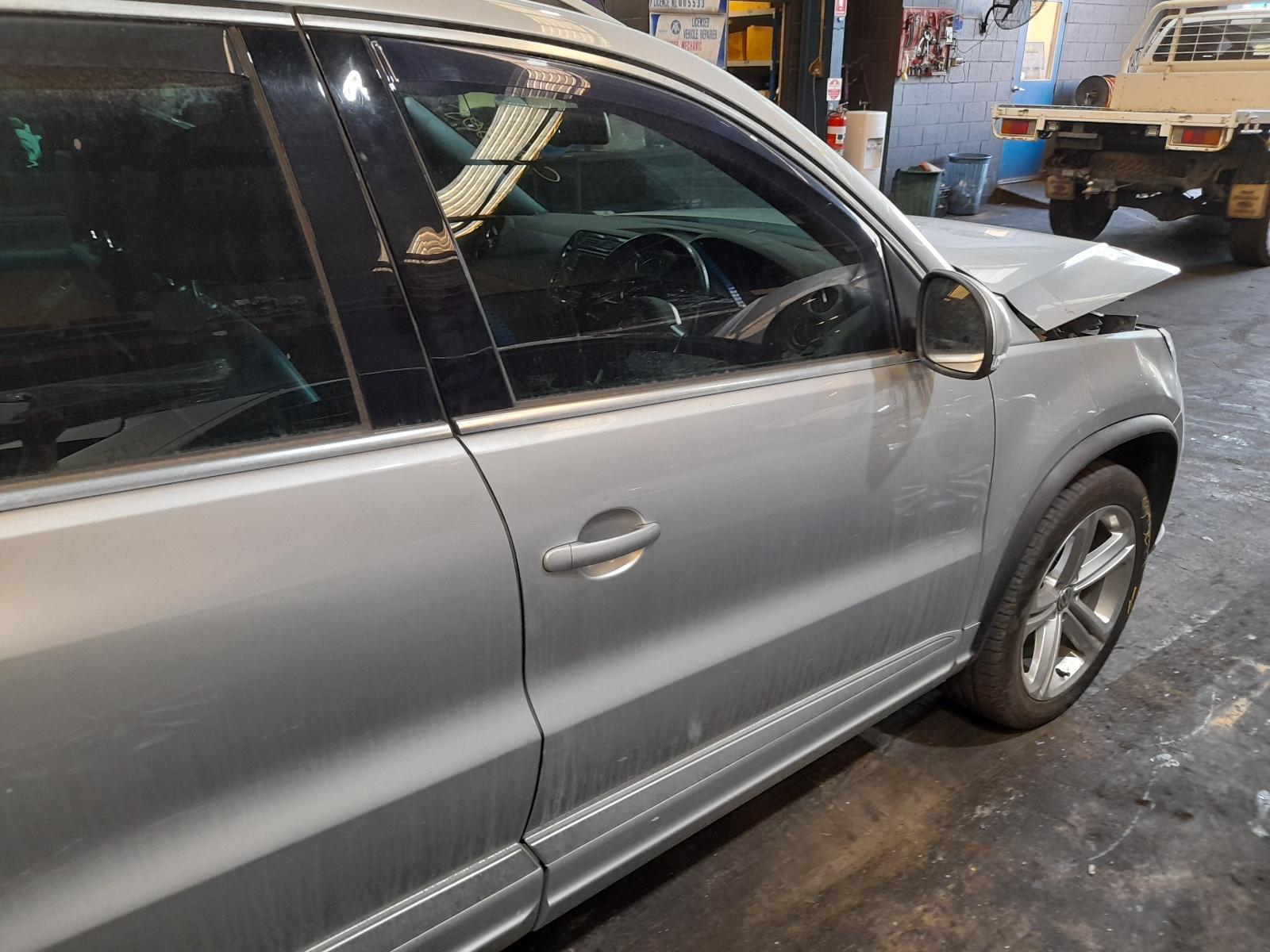 View Auto part Right Front Door Volkswagen Tiguan 2015