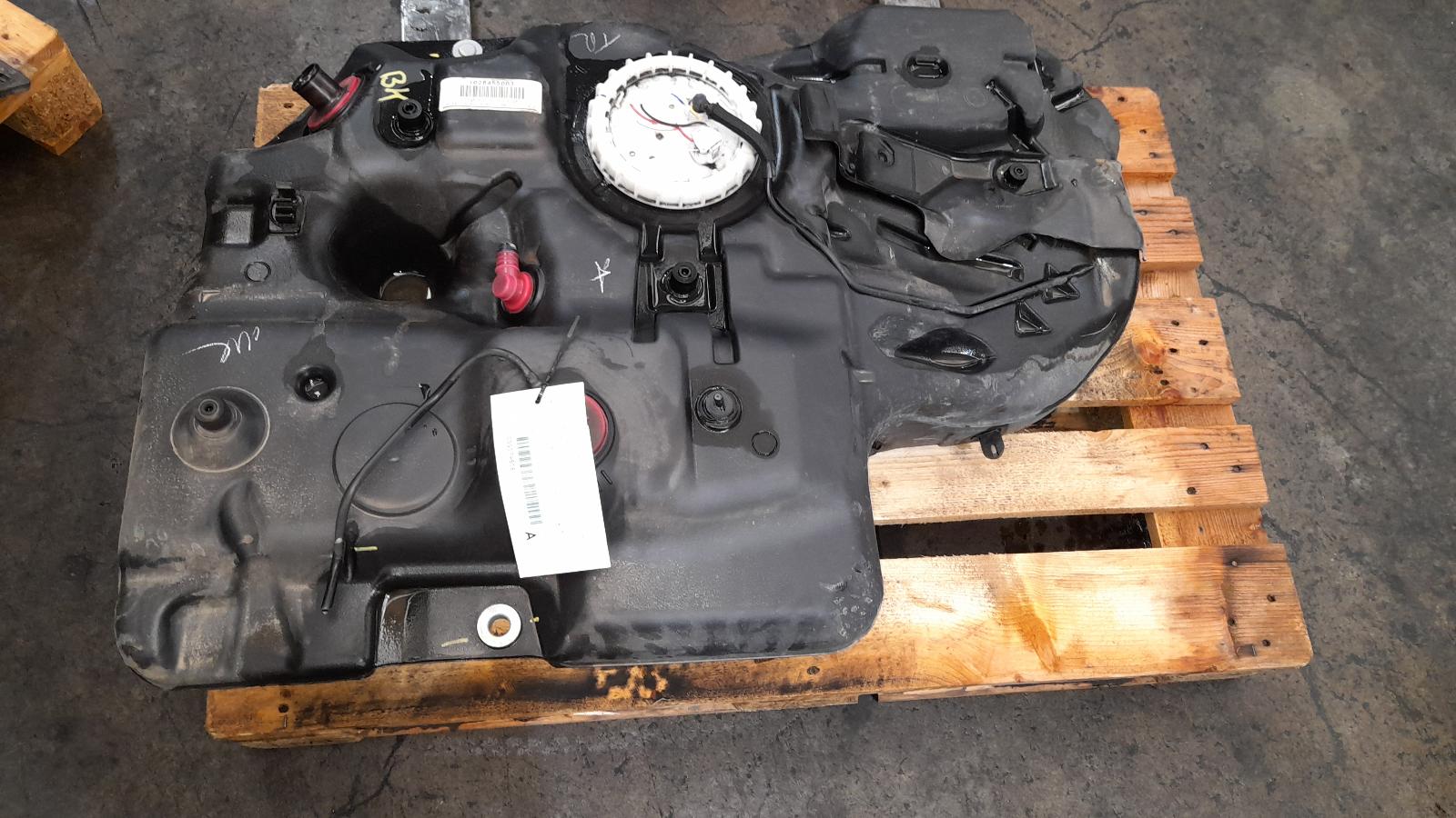 View Auto part Fuel Tank Toyota Kluger 2015