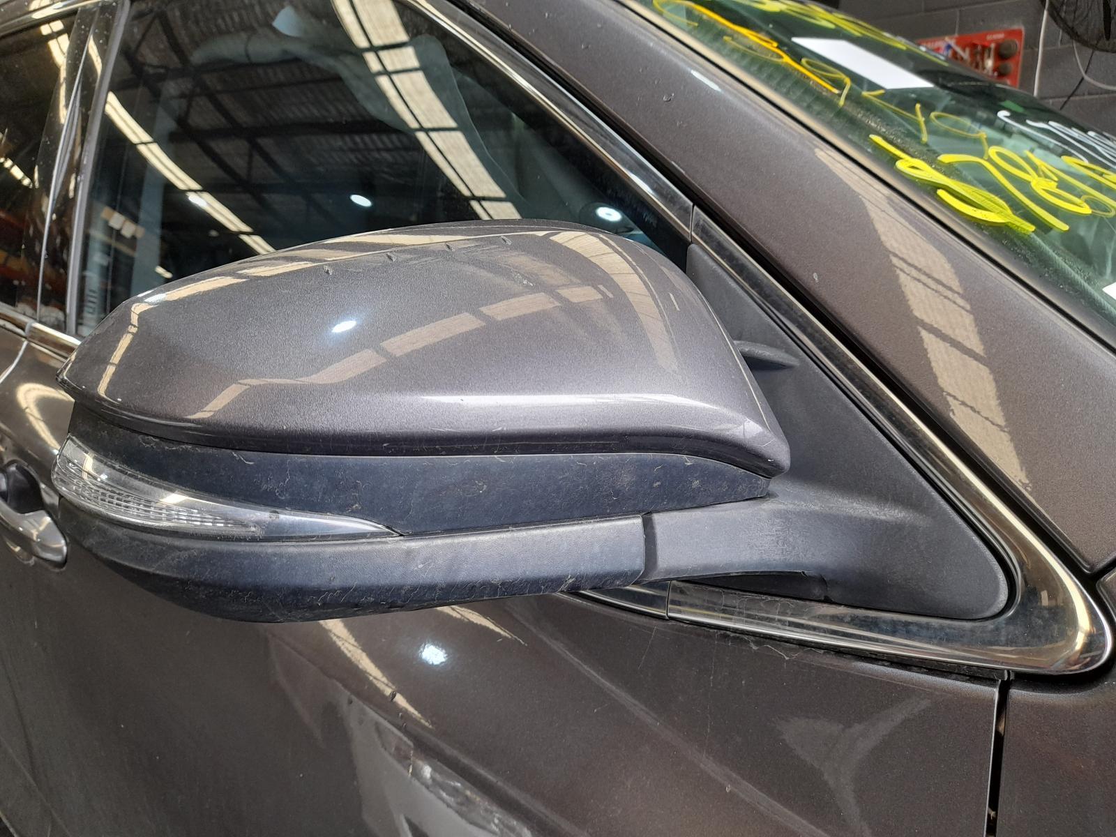 View Auto part Right Door Mirror Toyota Kluger 2015
