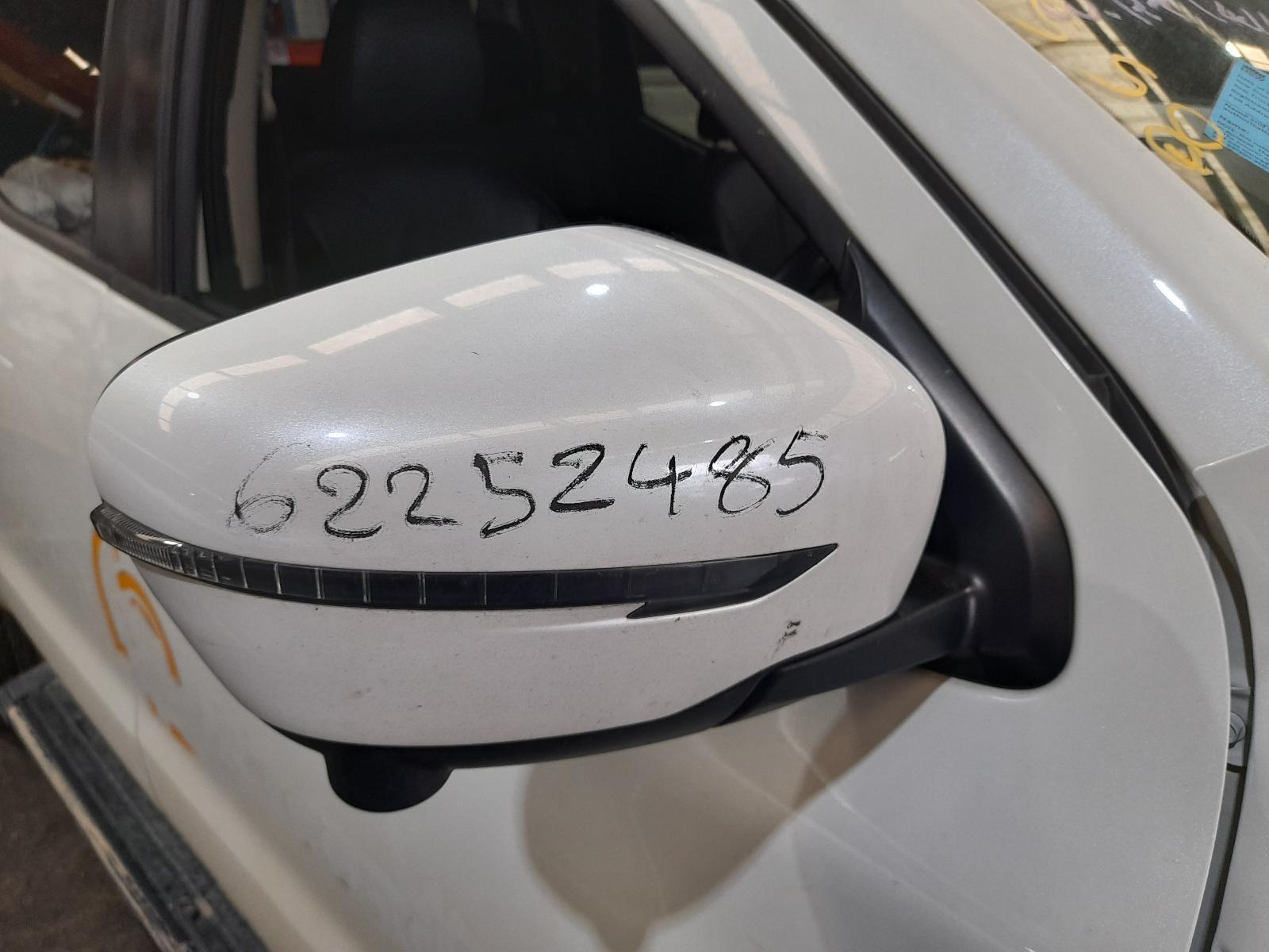 View Auto part Right Door Mirror Nissan Navara 2023