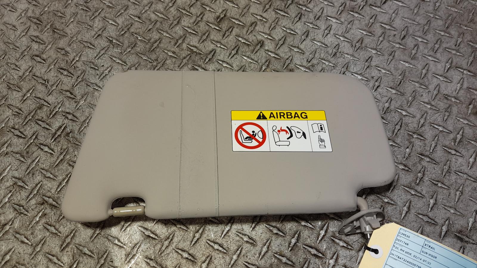 View Auto part Sunvisor Nissan Xtrail 2015