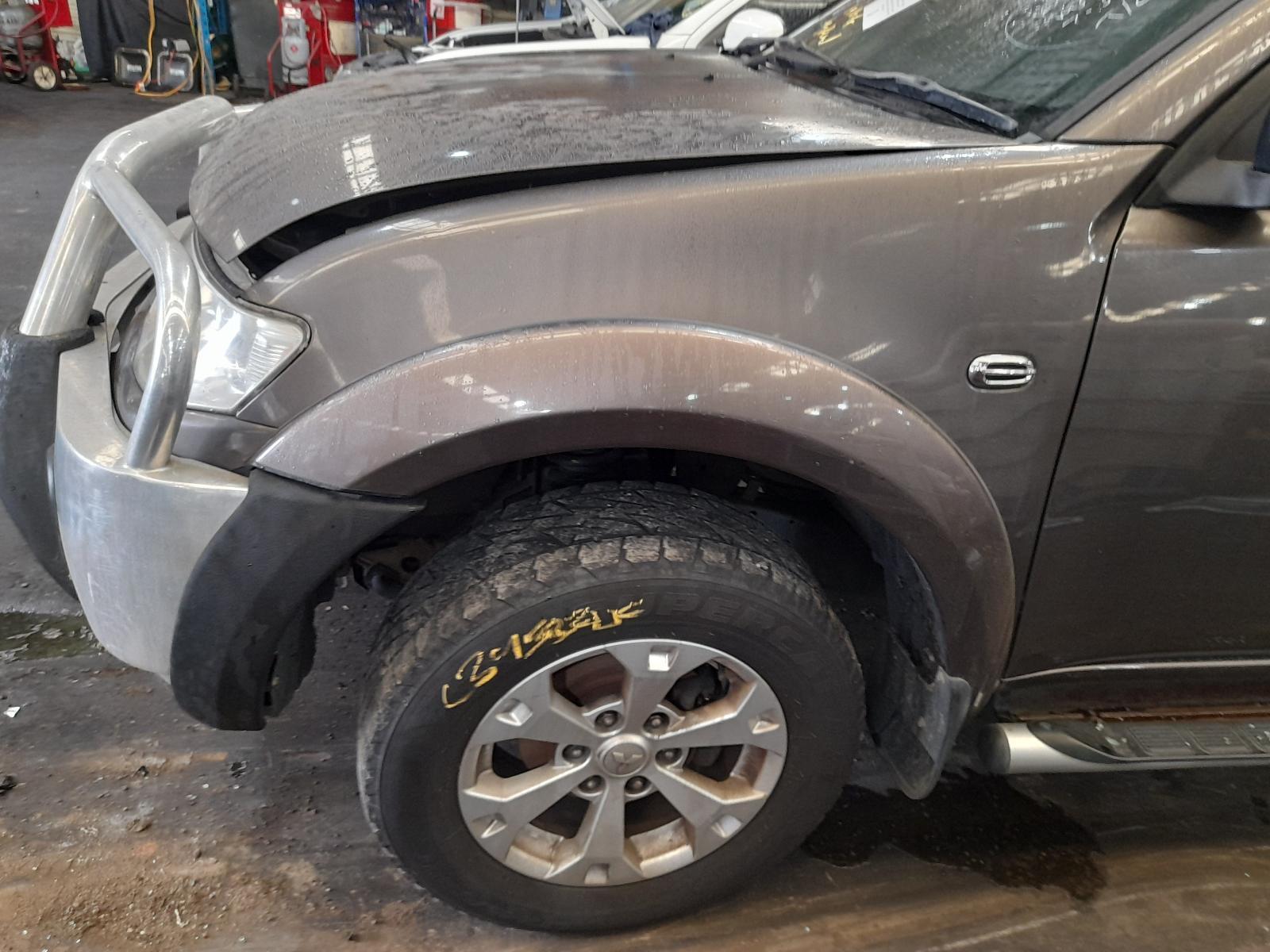 View Auto part Left Guard Mitsubishi Challenger 2015