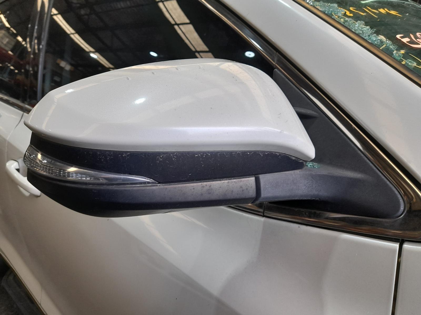 View Auto part Right Door Mirror Toyota Kluger 2015