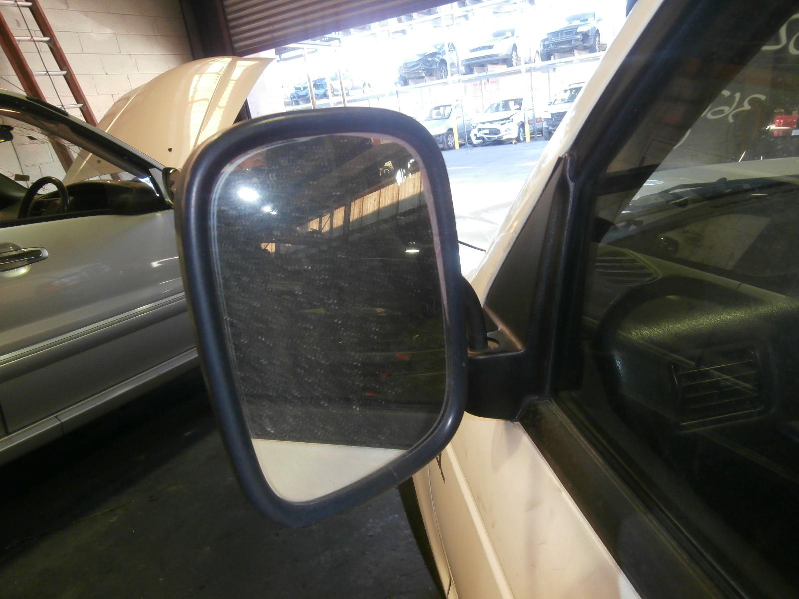 View Auto part Radio/Cd/Dvd/Sat/Tv Ford Courier 2001