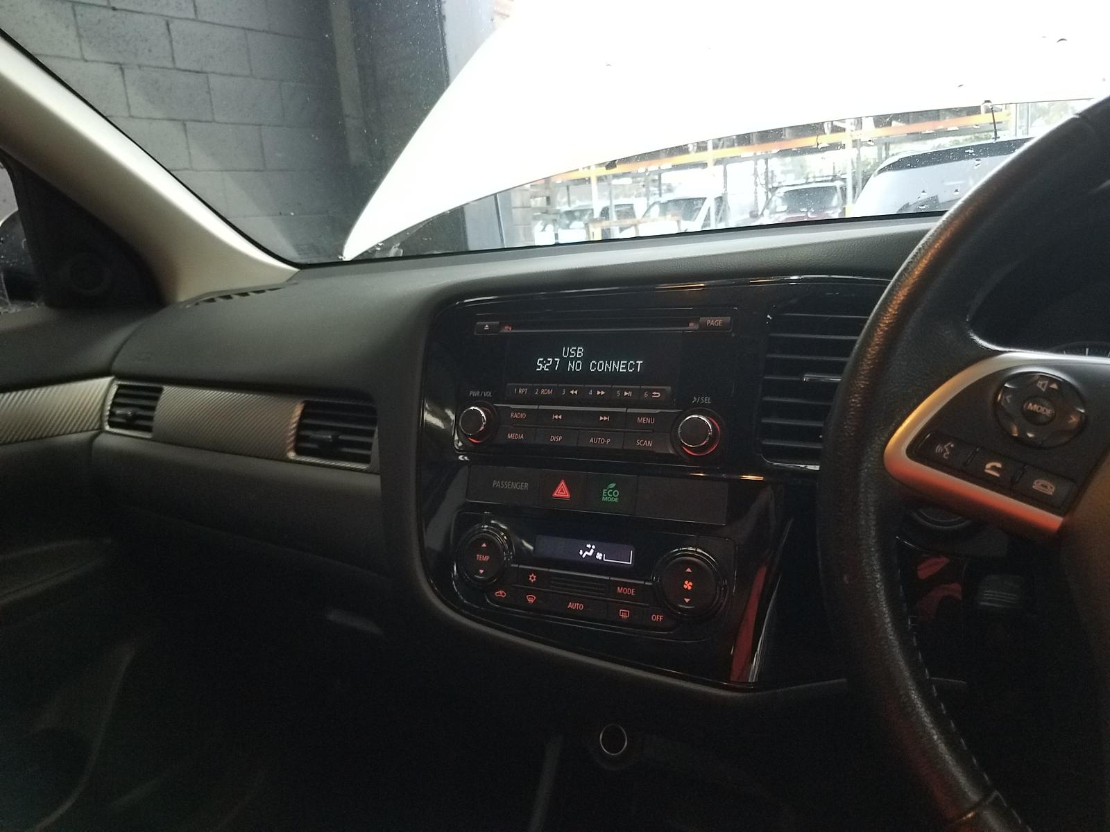 View Auto part Radio/Cd/Dvd/Sat/Tv Mitsubishi Outlander 2013