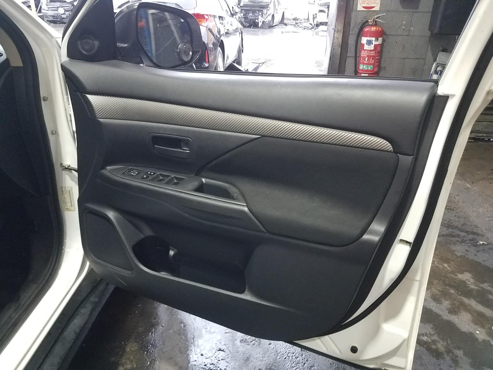 View Auto part Radio/Cd/Dvd/Sat/Tv Mitsubishi Outlander 2013