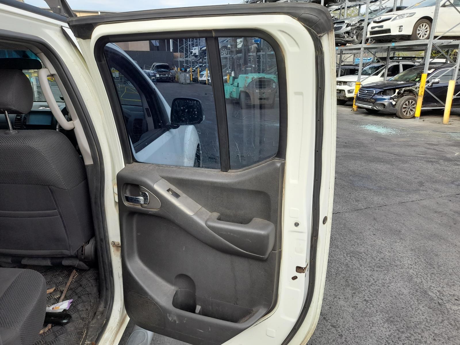 View Auto part Seatbelt/Stalk Nissan Navara 2009