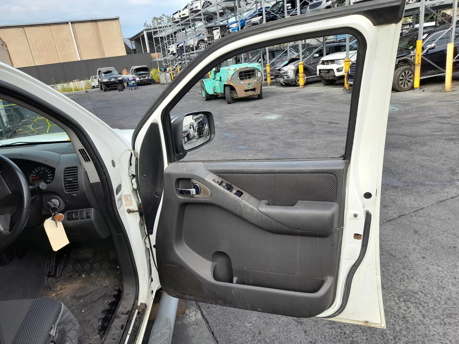 View Auto part Seatbelt/Stalk Nissan Navara 2009