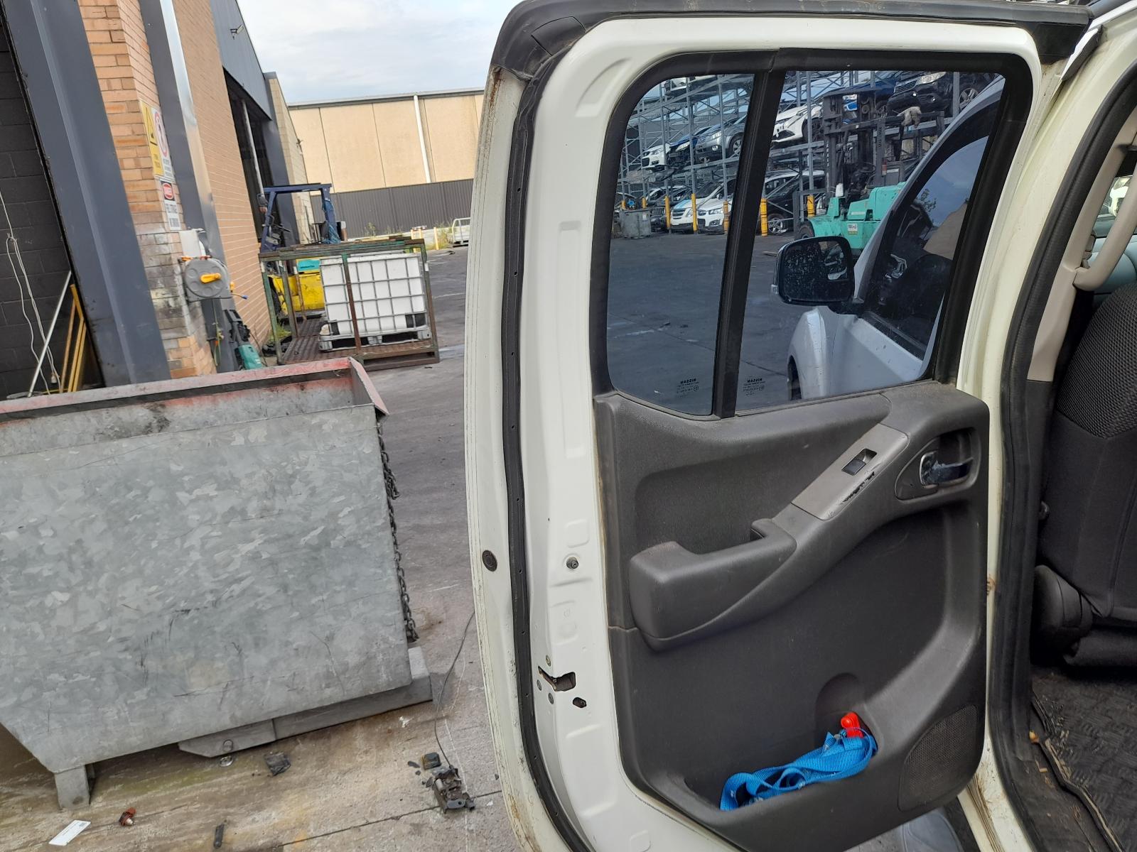 View Auto part Seatbelt/Stalk Nissan Navara 2009