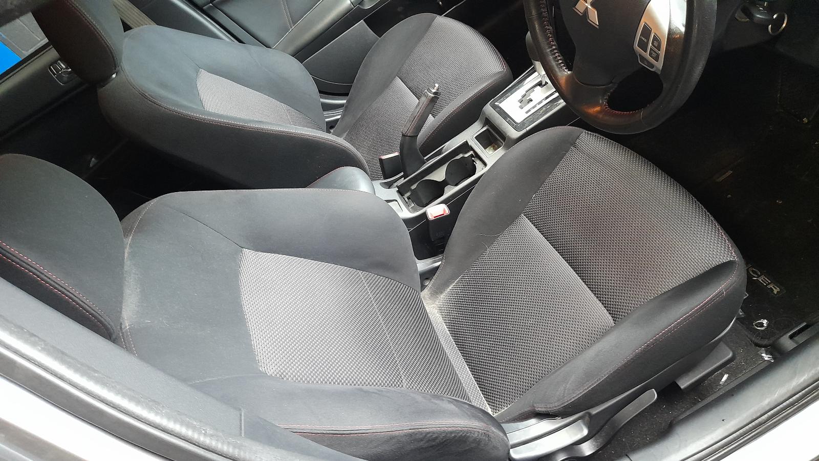 View Auto part Jack/Tool Kit Mitsubishi Lancer 2017