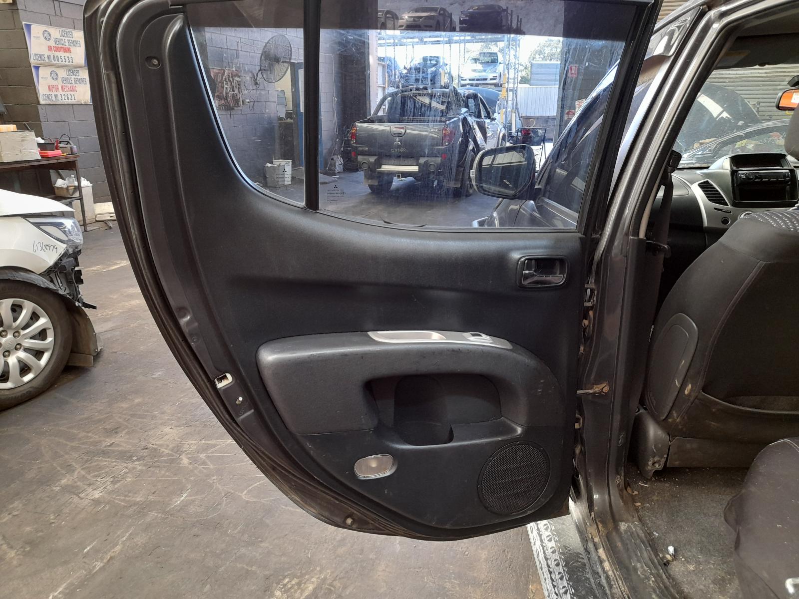 View Auto part Right Rear Wnd Reg/Motor Mitsubishi Triton 2015