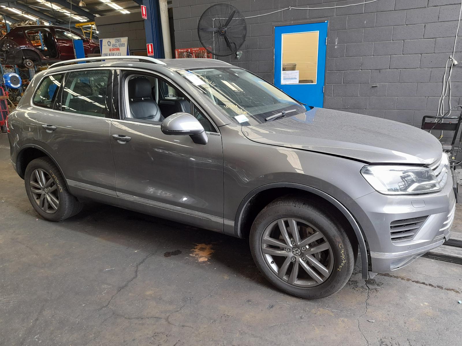 View Auto part Roof Rack/Bars Volkswagen Touareg 2017