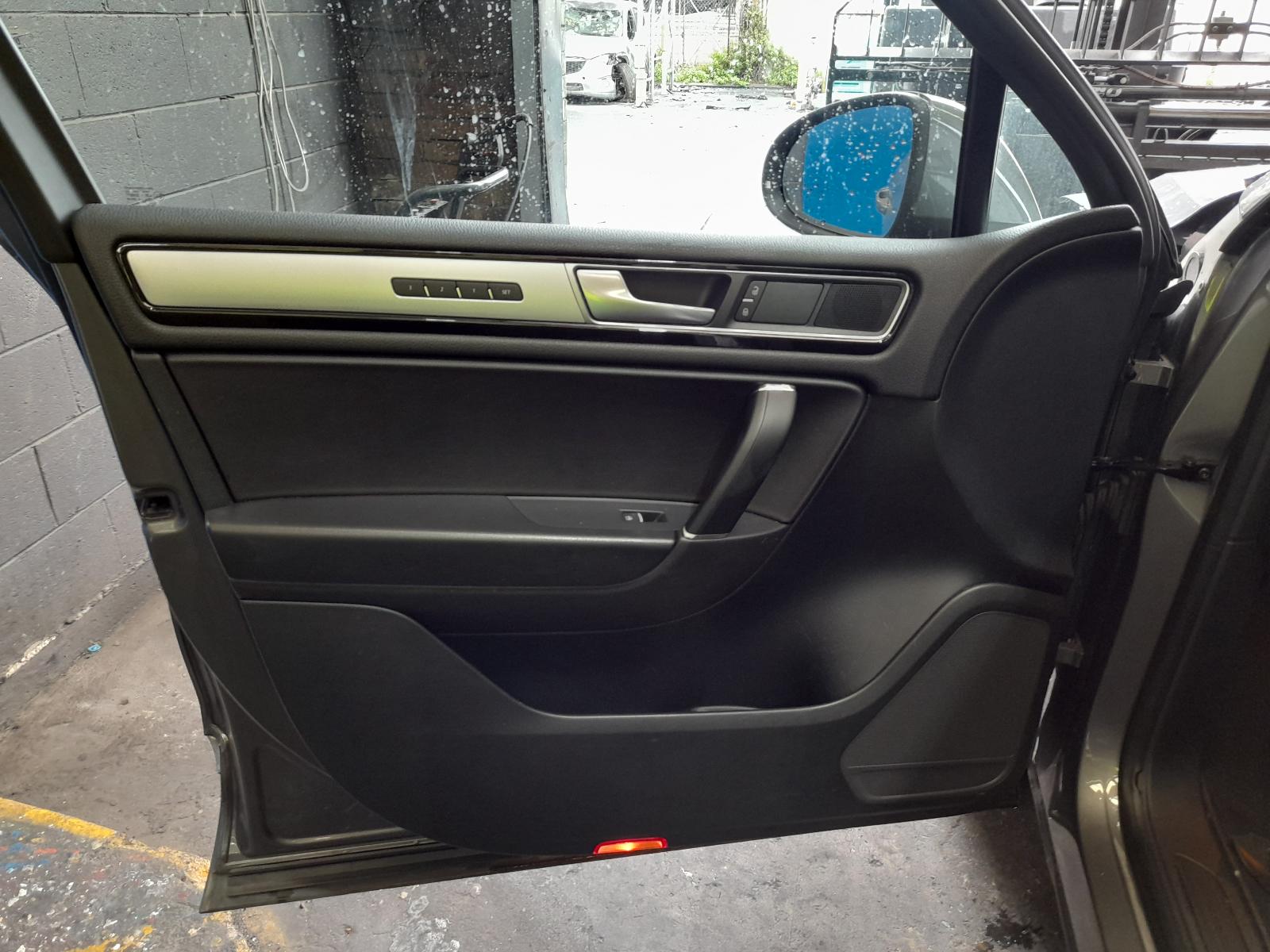 View Auto part Roof Rack/Bars Volkswagen Touareg 2017
