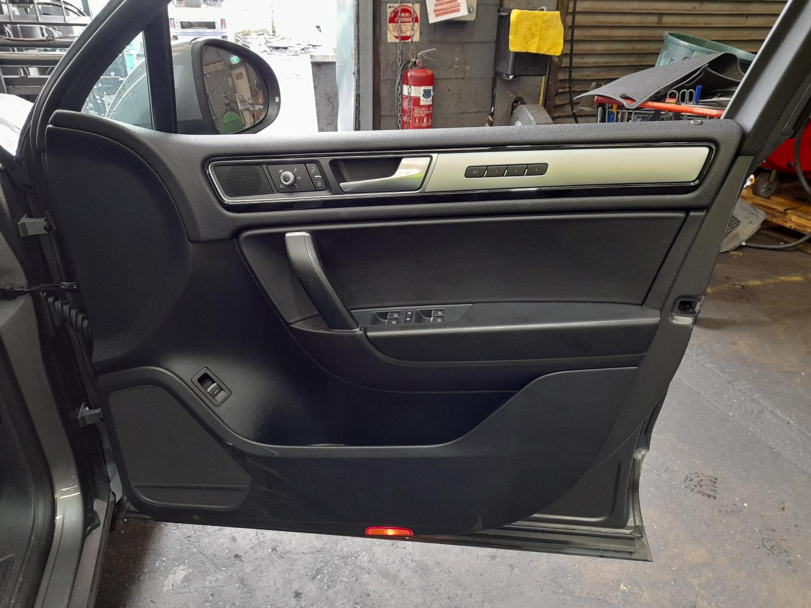 View Auto part Roof Rack/Bars Volkswagen Touareg 2017