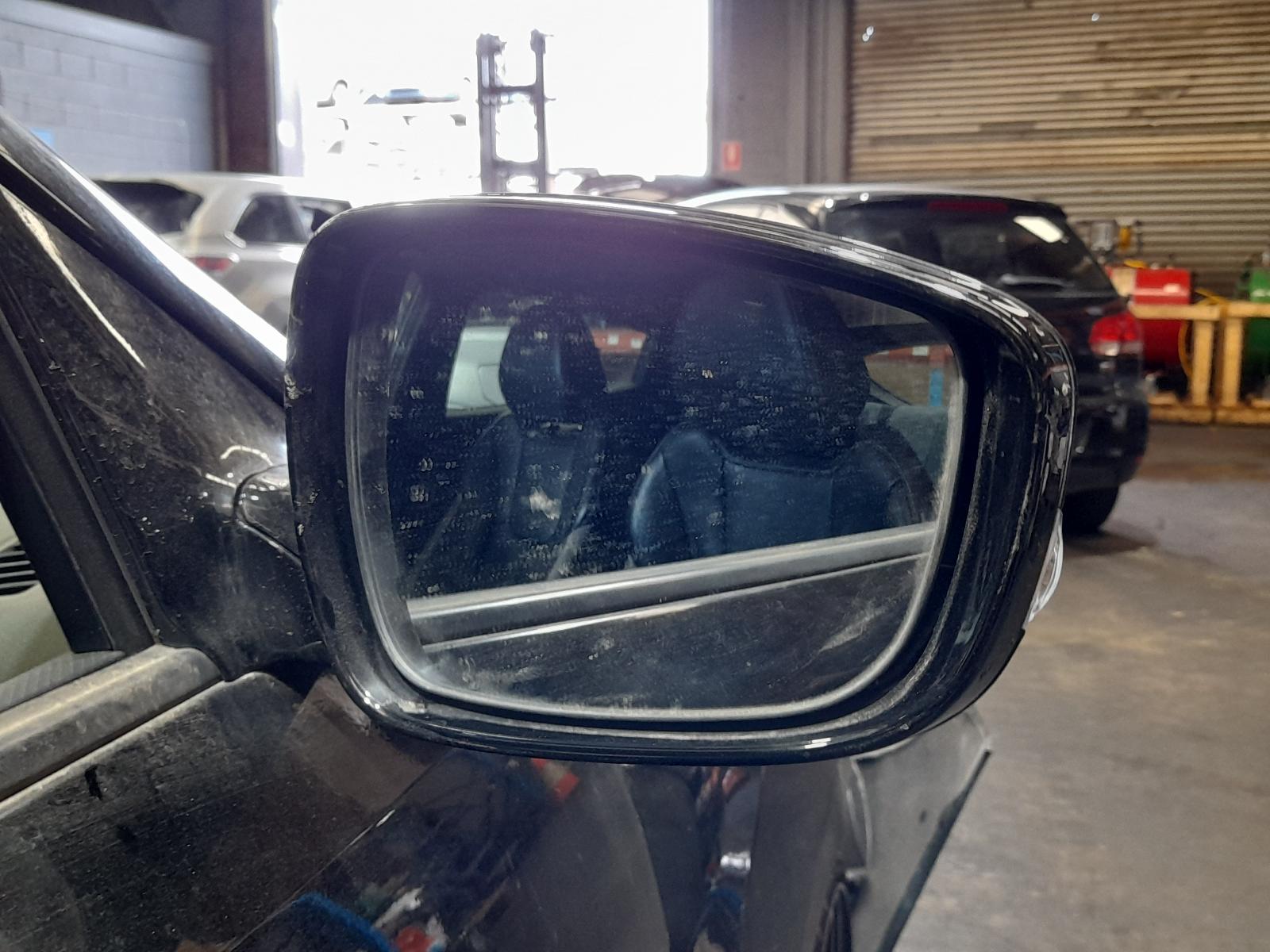 2014 Hyundai Veloster Right Indicator/Fog/Side View Auto part Right Indicator/Fog/Side Hyundai Veloster 2014