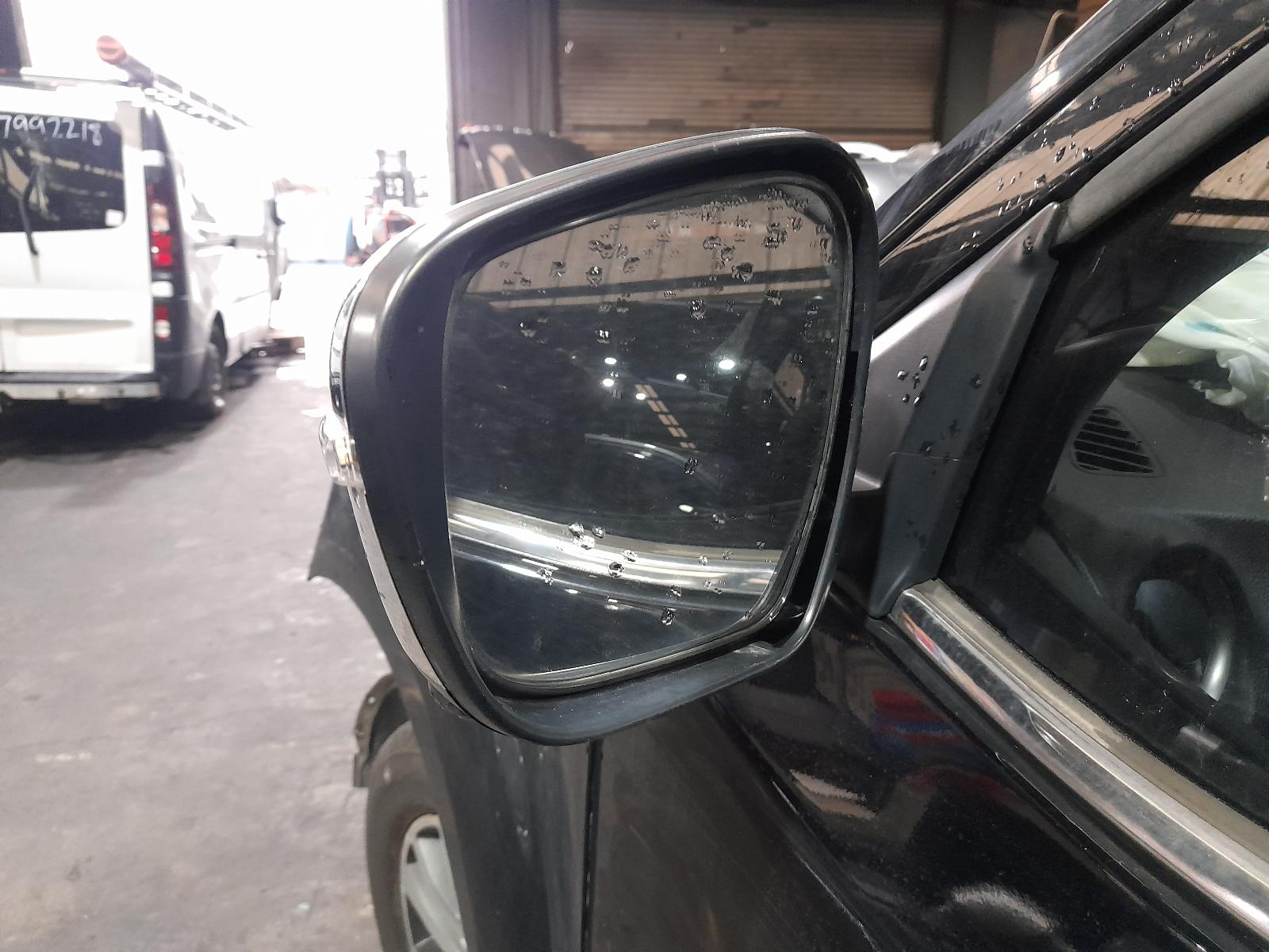 View Auto part Tonneau/Cover Nissan Navara 2019