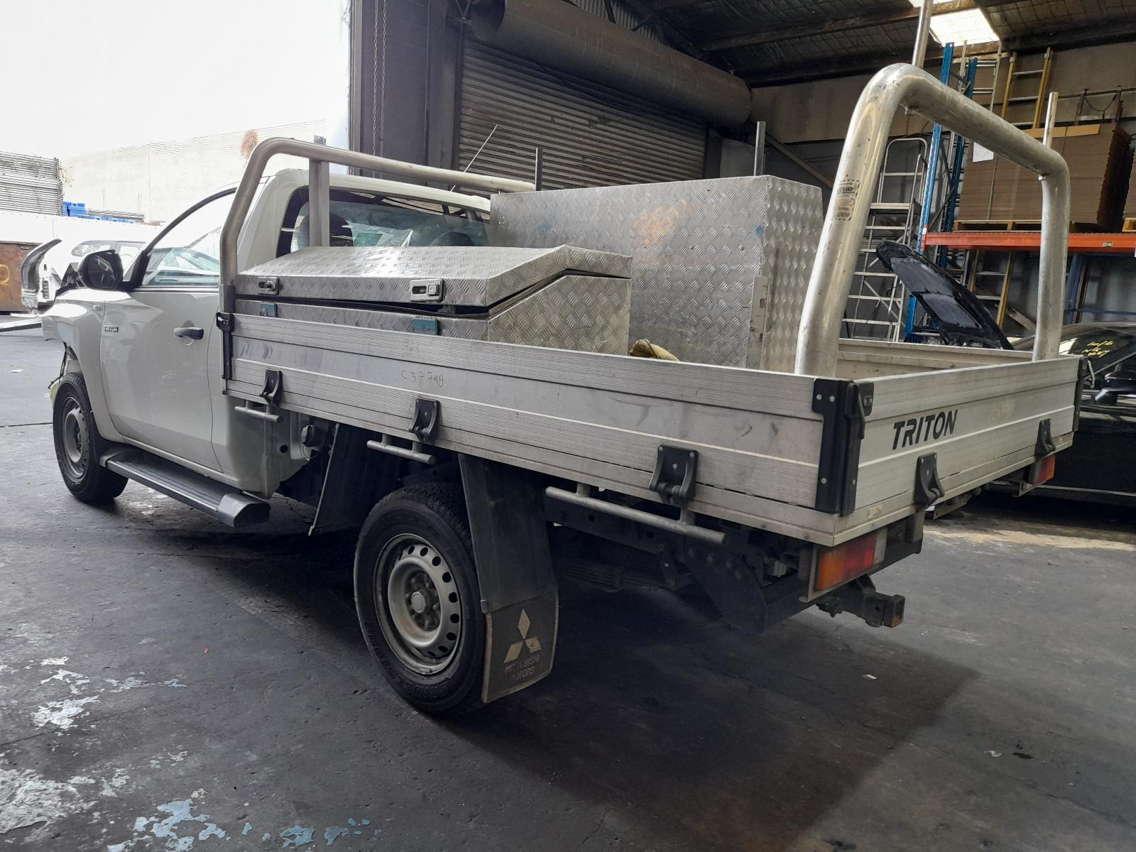 View Auto part Antenna Mitsubishi Triton 2022
