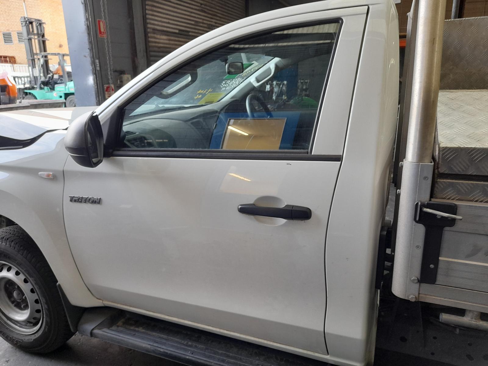 View Auto part Antenna Mitsubishi Triton 2022