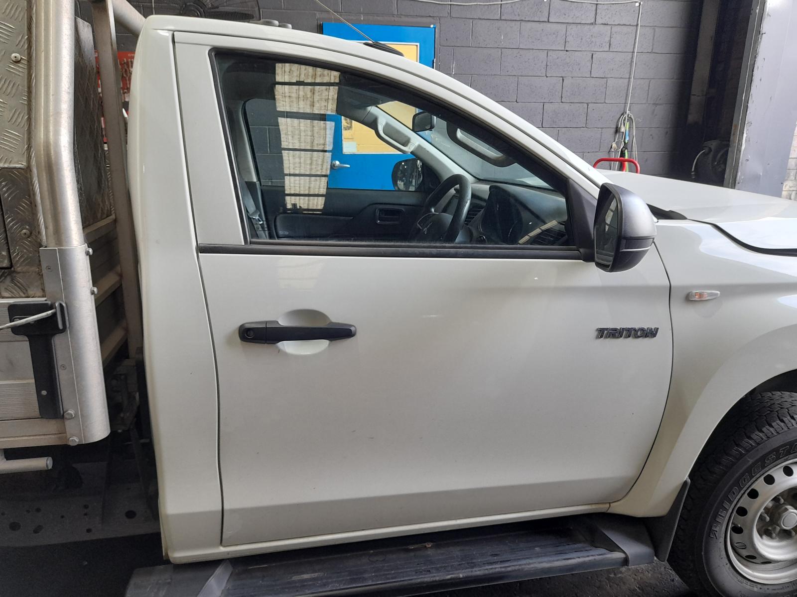 View Auto part Antenna Mitsubishi Triton 2022
