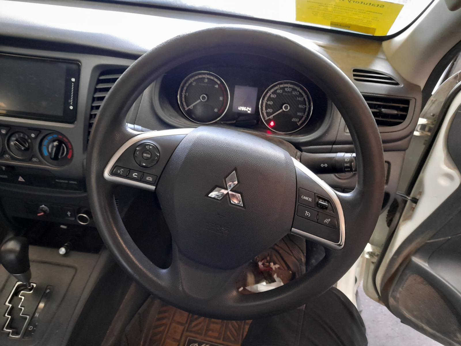 View Auto part Antenna Mitsubishi Triton 2022